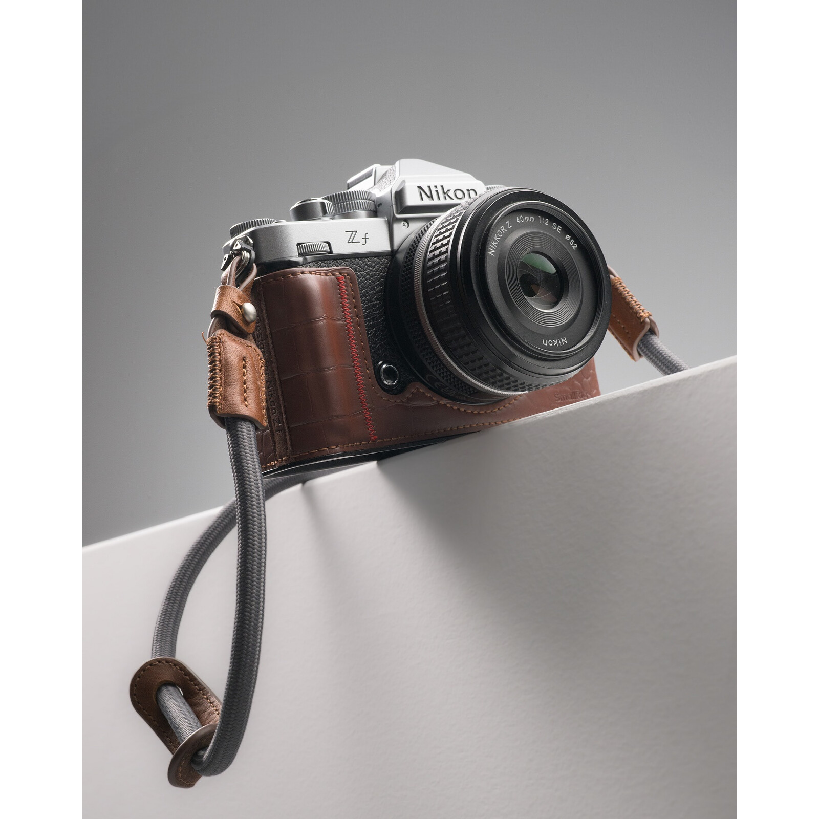 Nikon Z f (Silver) Body + promo Case - Imagen 4